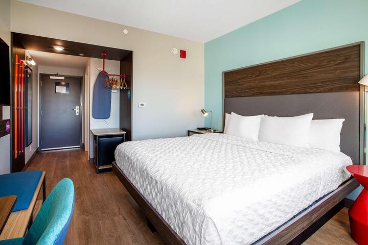 1 King Bed (3 of 7)