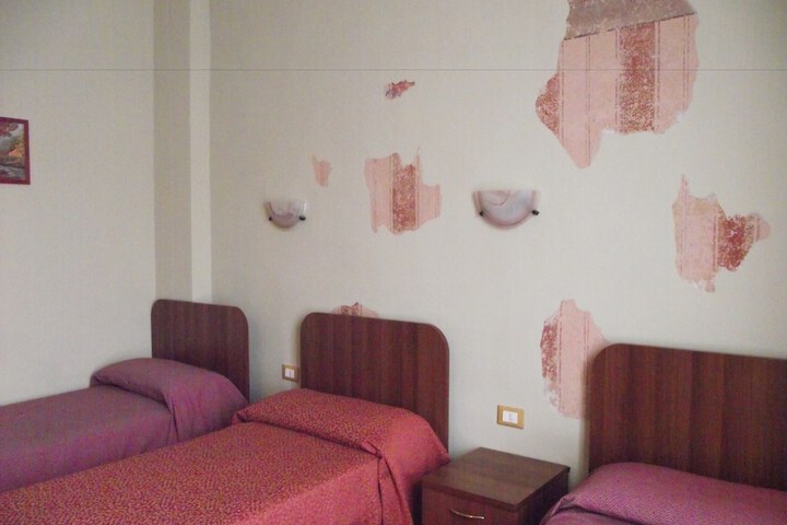 Room 33 of 114