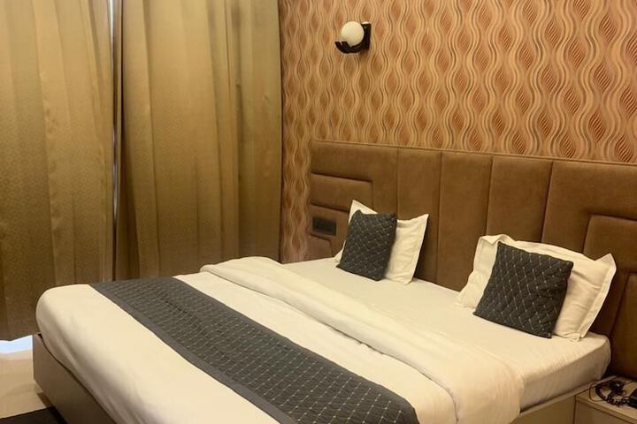 Room 32 of 63