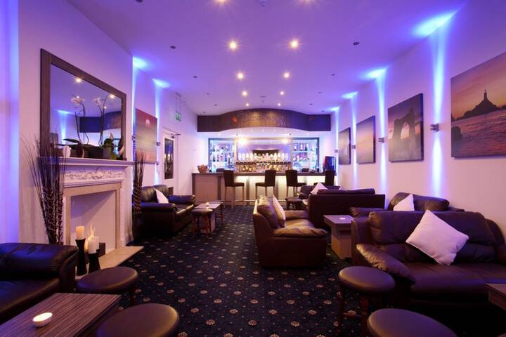 Lounge 47 of 53