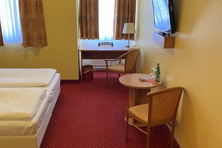 Room 7 of 66