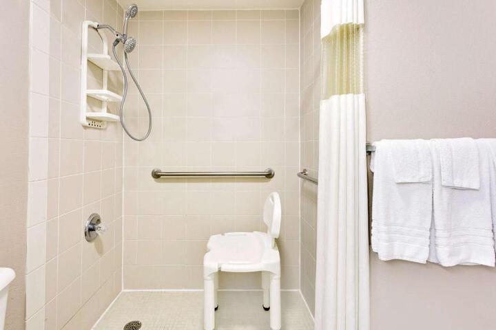 1 King Bed Accessible Ground Floor Room (8 of 13)