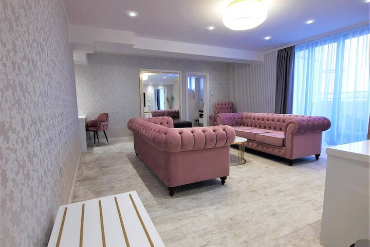 Room 6 of 101
