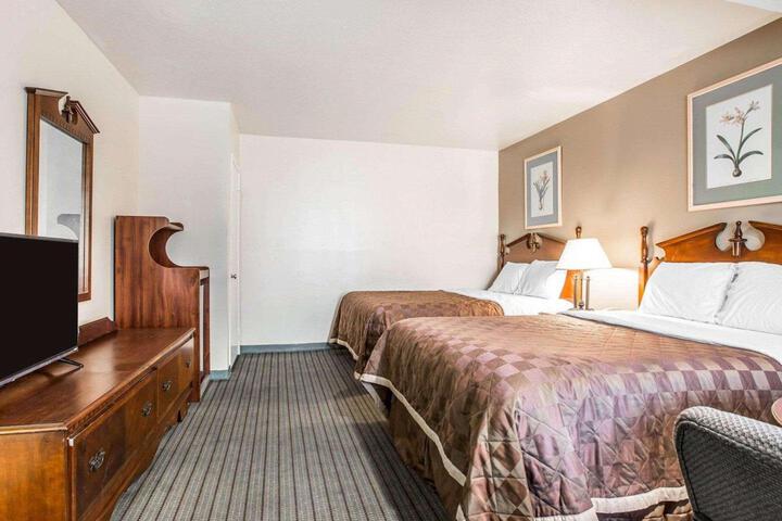 1 Queen Bed (16 of 26)