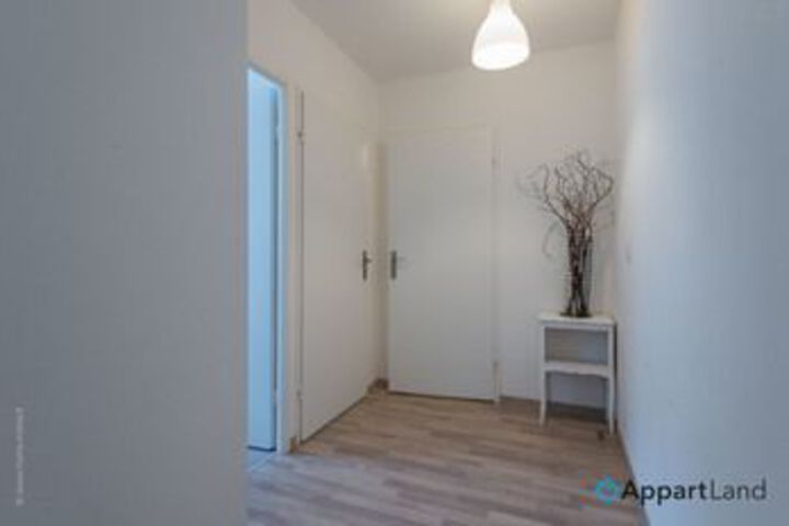 Room 10 of 32
