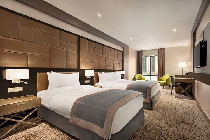Room 14 of 80