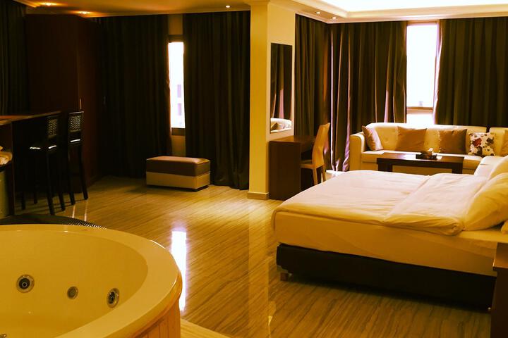 Suite 5 of 5
