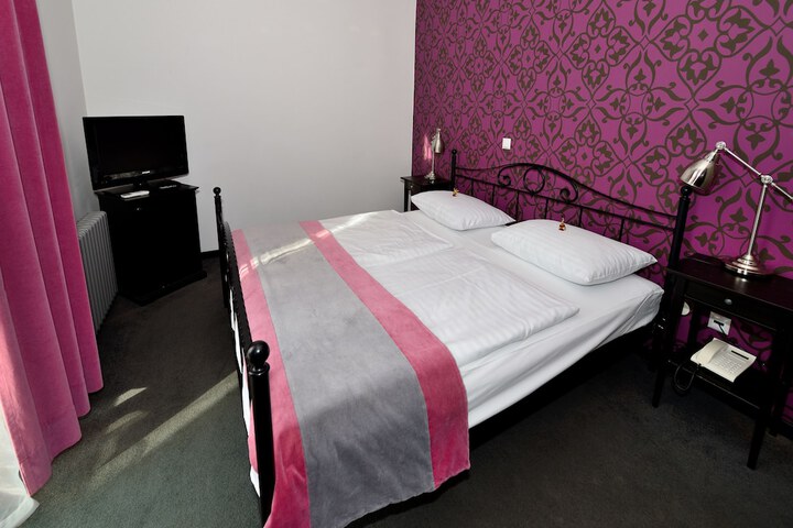 Room 3 of 37