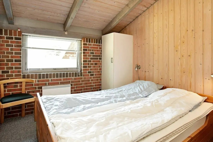 Room 4 of 16