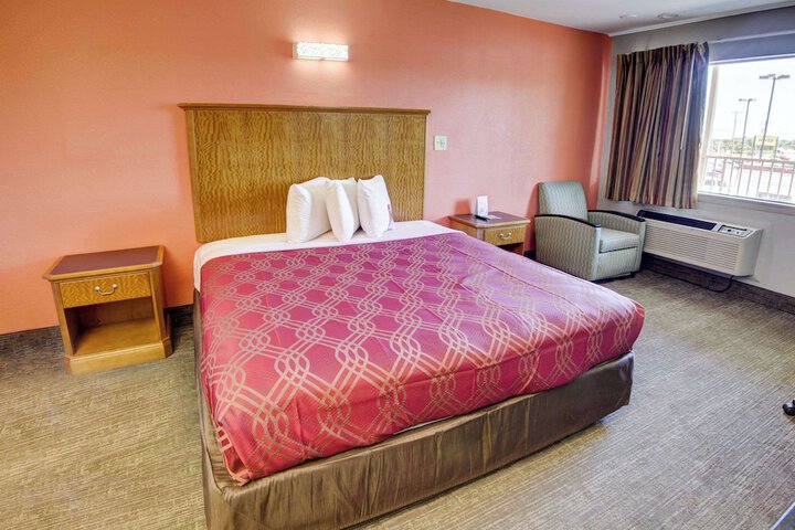 1 King Bed (6 of 7)