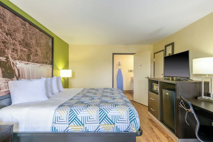 1 King Bed (4 of 5)