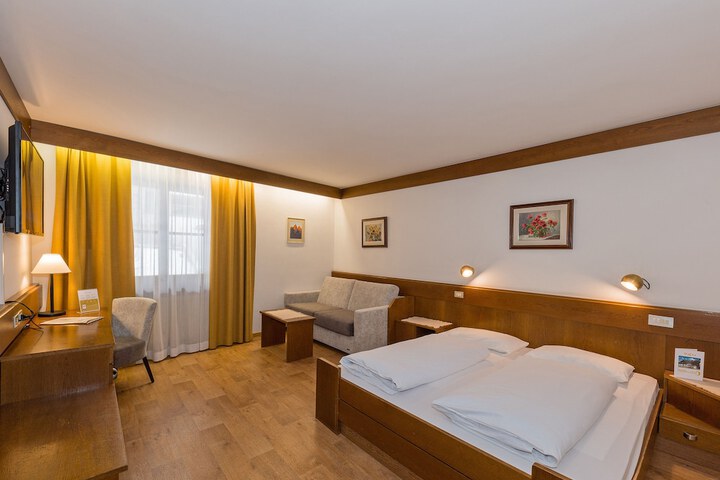 Room 13 of 38