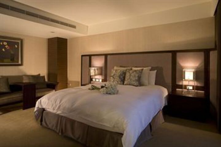 Room 9 of 28
