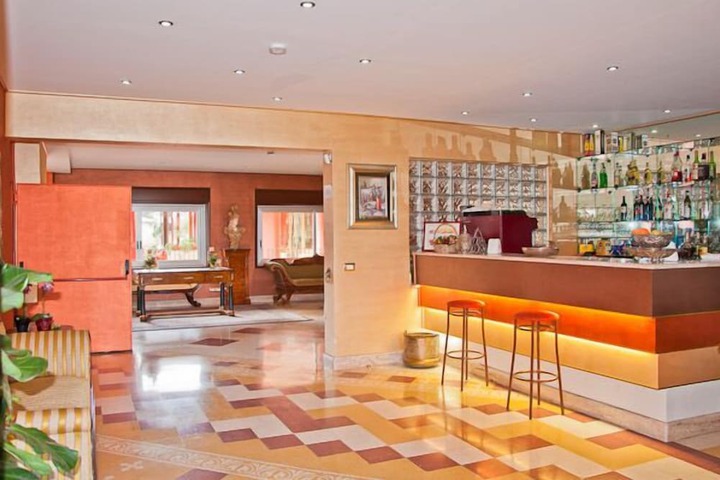 Lounge 15 of 28