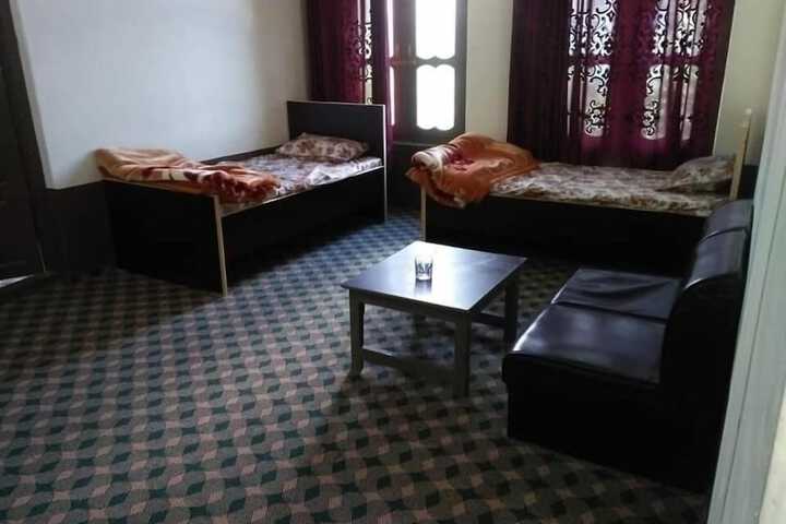 Room 8 of 9