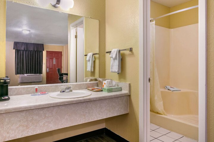 Room 25 of 27