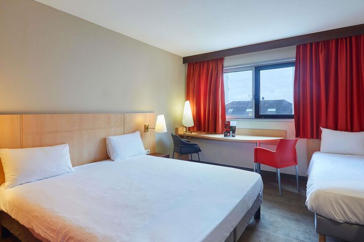 Room 3 of 44