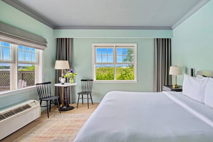 1 King Bed Partial Harbour View Balcony (35 of 42)