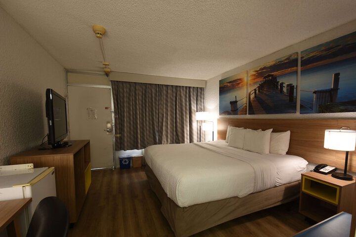 1 King Bed (4 of 30)