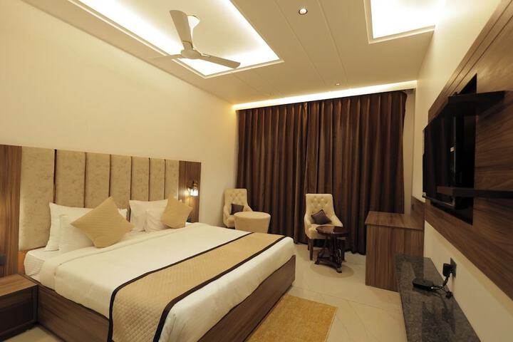 Room 4 of 12