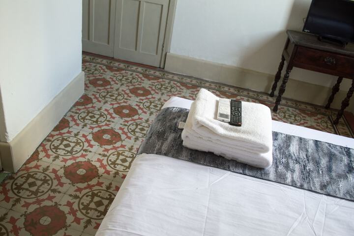 Room 6 of 18