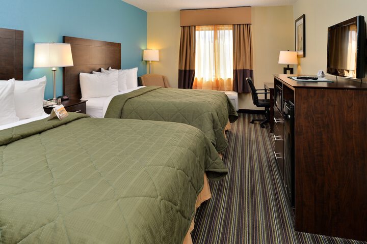 2 Queen Beds (2 of 8)