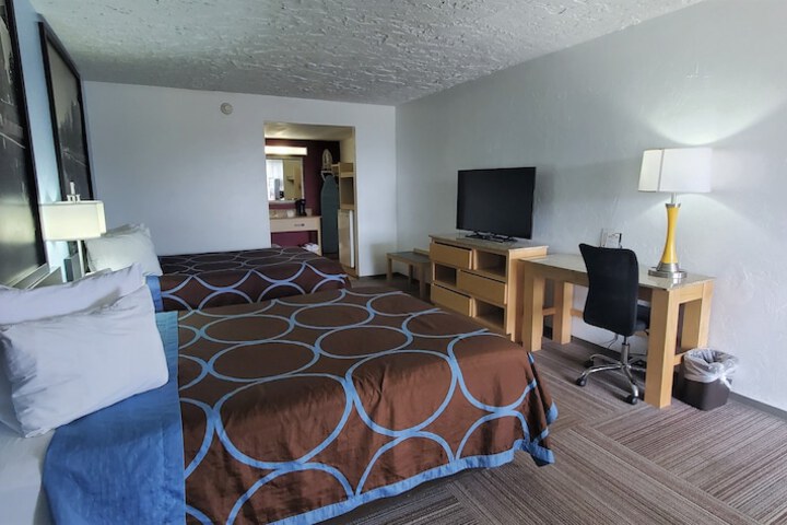 1 Queen Bed Mobility Accessible (8 of 9)