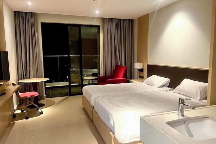 Room 5 of 32