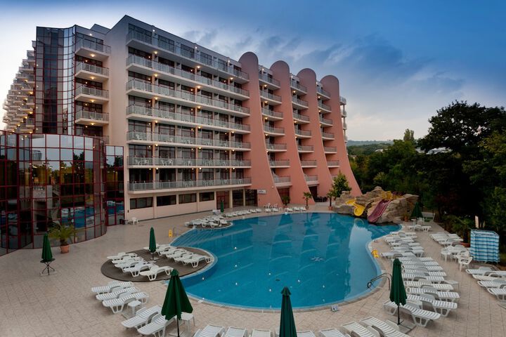 Hotel with Pool
