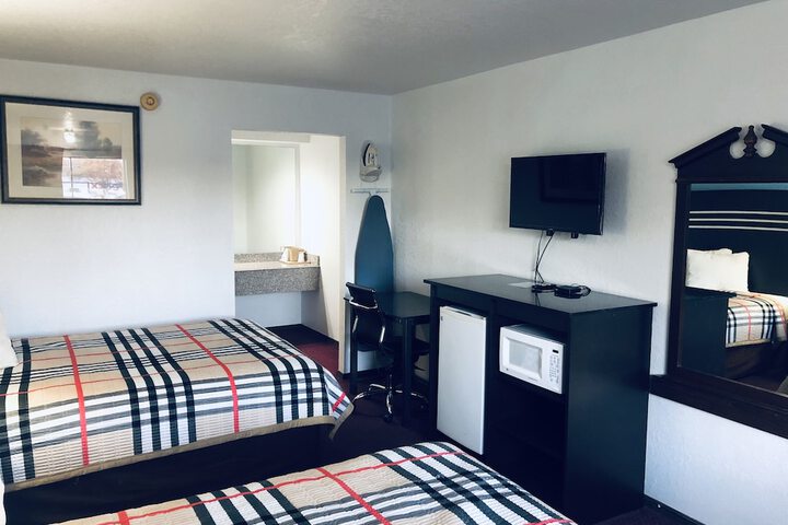 2 Queen Beds (11 of 13)