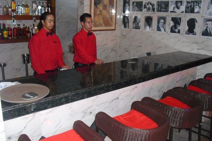 Lounge 49 of 98