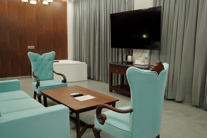 Room 13 of 38