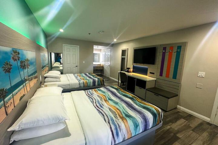 2 Queen Beds (7 of 9)