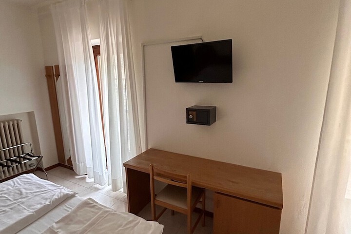 Room 7 of 28