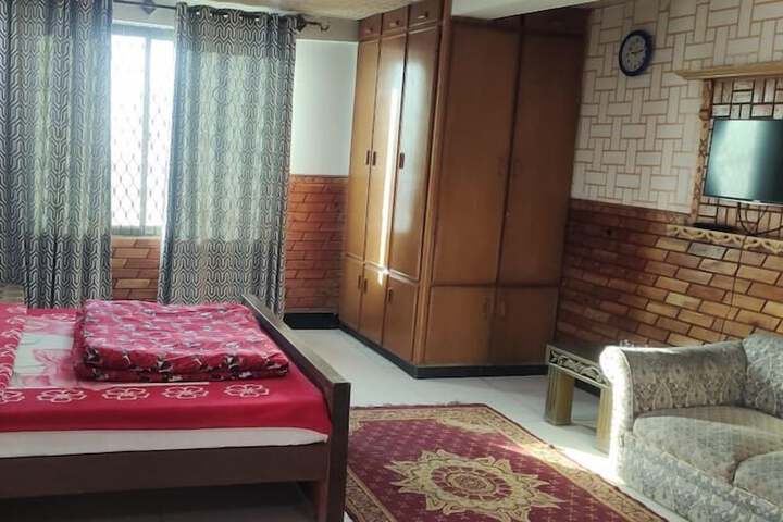Room 5 of 17