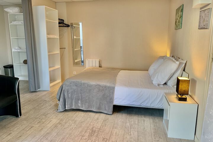Room 6 of 75