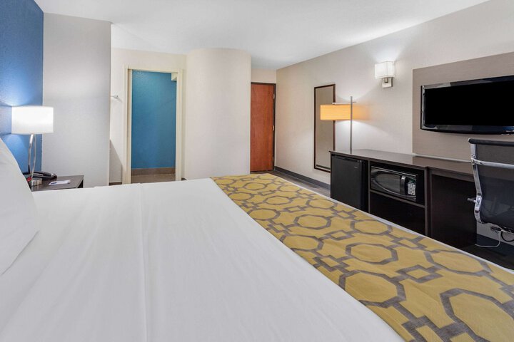 1 King Bed (1 of 12)