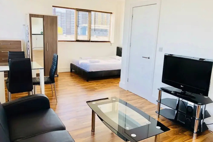 Room 5 of 17