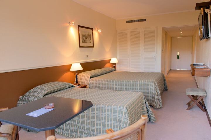 Room 15 of 176
