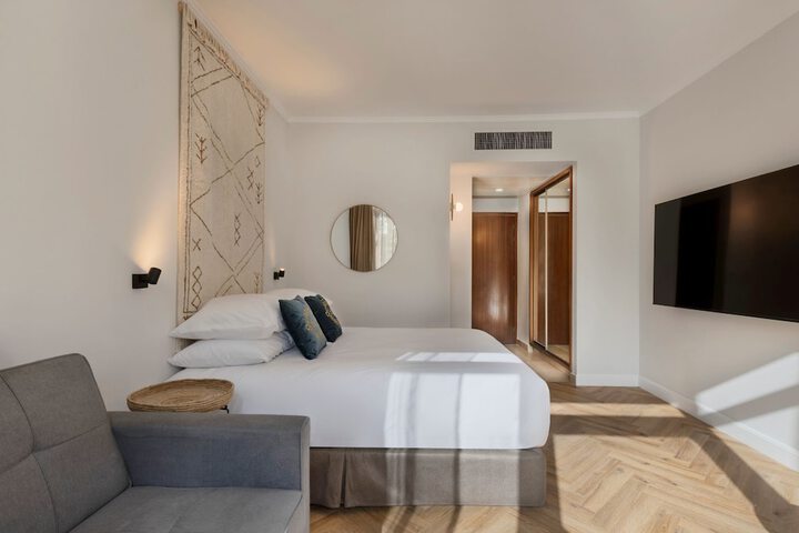 Room 17 of 46