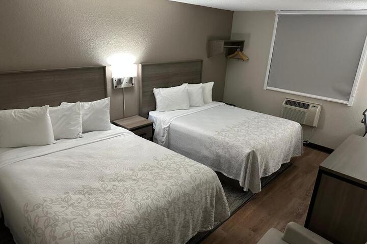 Deluxe 2 Queen Beds (7 of 8)