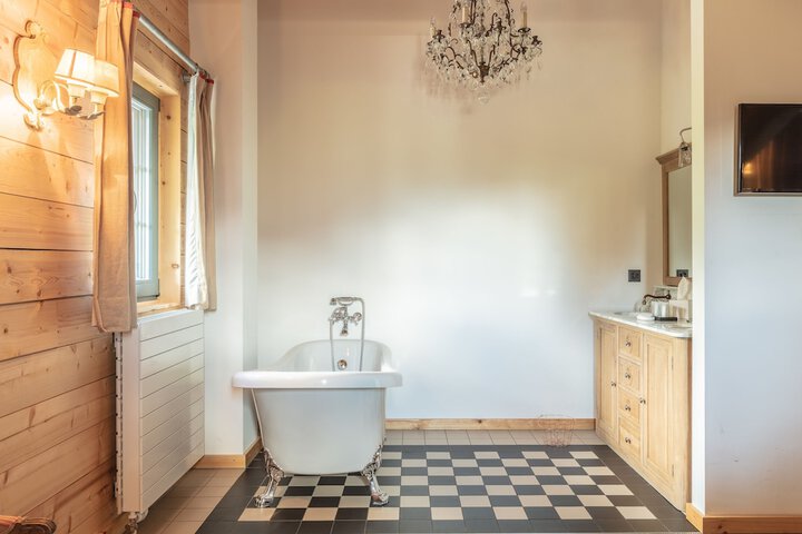 Deep soaking bathtub