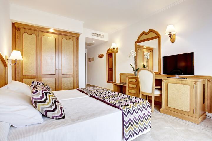Room 9 of 47