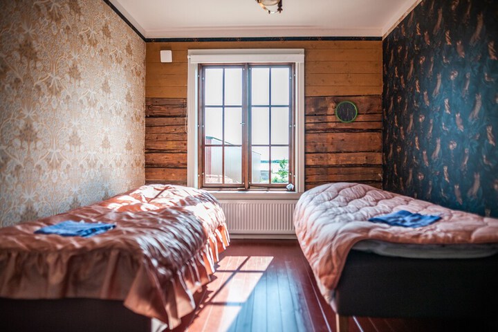 Room 9 of 12