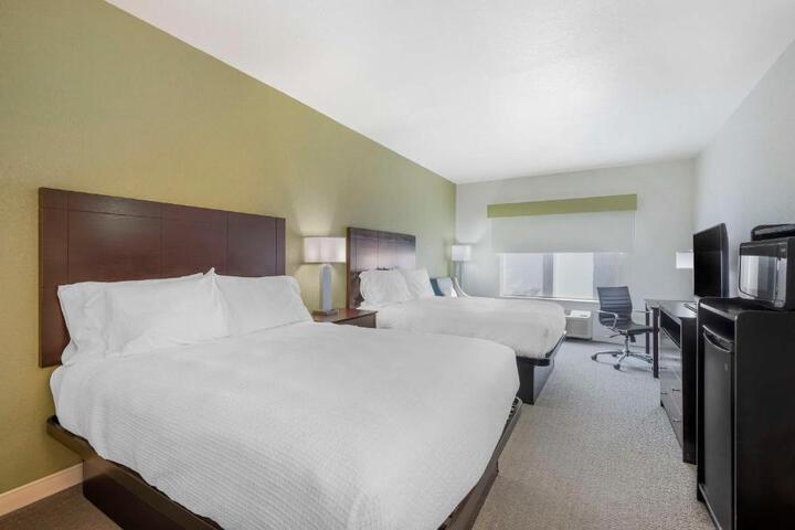 2 Queen Beds Communication Assistance Work Desk Microwave and Refrigerator WiFi F (7 of 9)