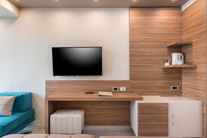 Room 8 of 80