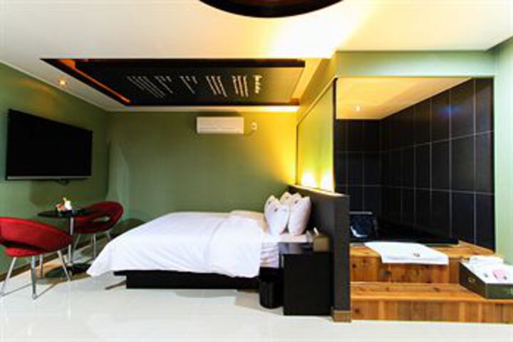 Room 14 of 22