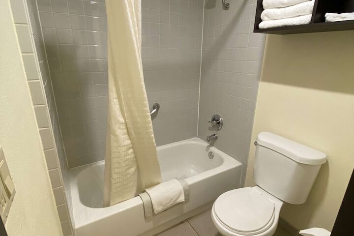 1 King Accessible Comm Assist Bathtub Table Chairs Microwave, Refrigerator, Continental Breakfast (5 of 21)