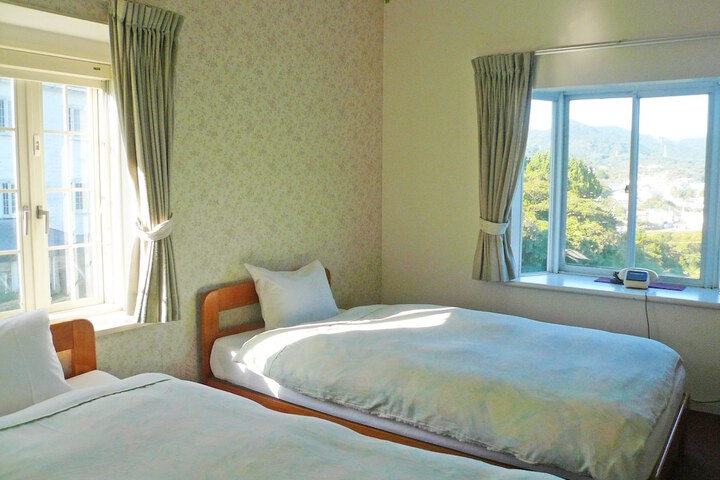 Room 6 of 33