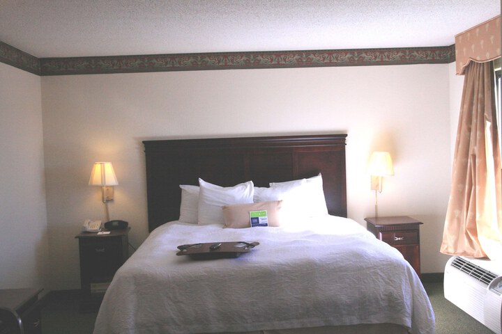 1 King Bed Study with Sofa Bed (8 of 26)